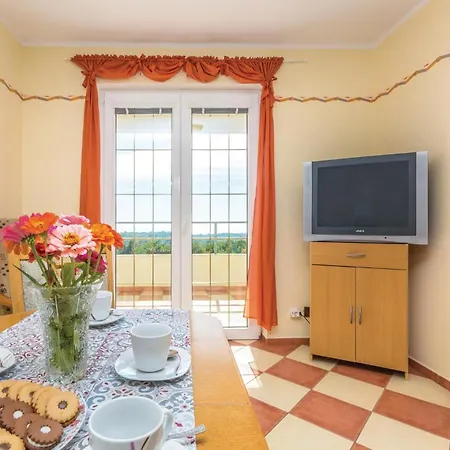 Apartment 3 Bedroom Beautiful In Labin *